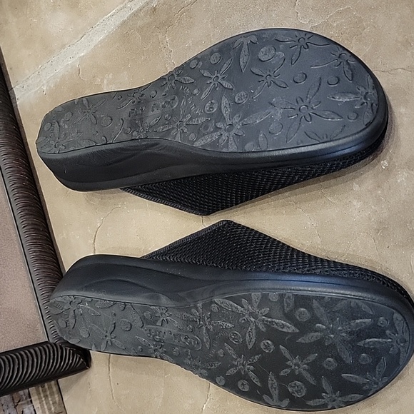 Fly Flot Slip on Shoes - Picture 3 of 5